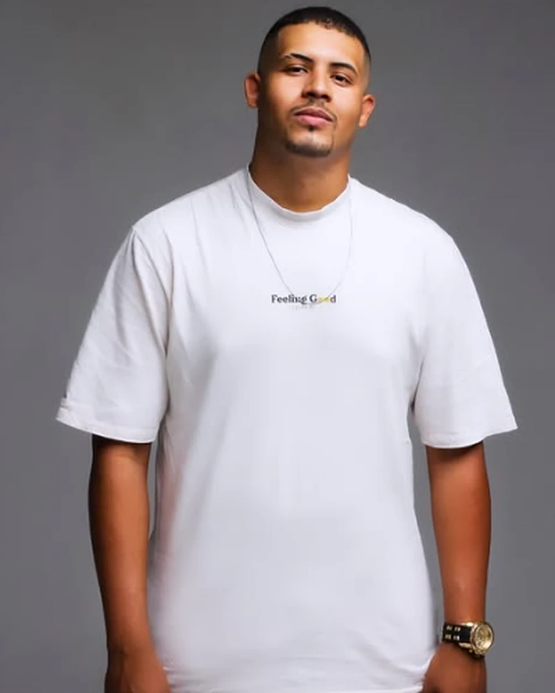 Leonardo Sena, fundador da SENA Creative Studio, em retrato de estúdio com camiseta branca.